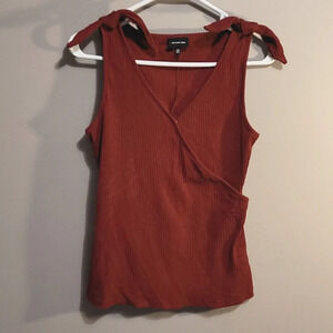 E28-WHO WHAT WEAR: SIZE XS RED TOP SLEEVELESS
